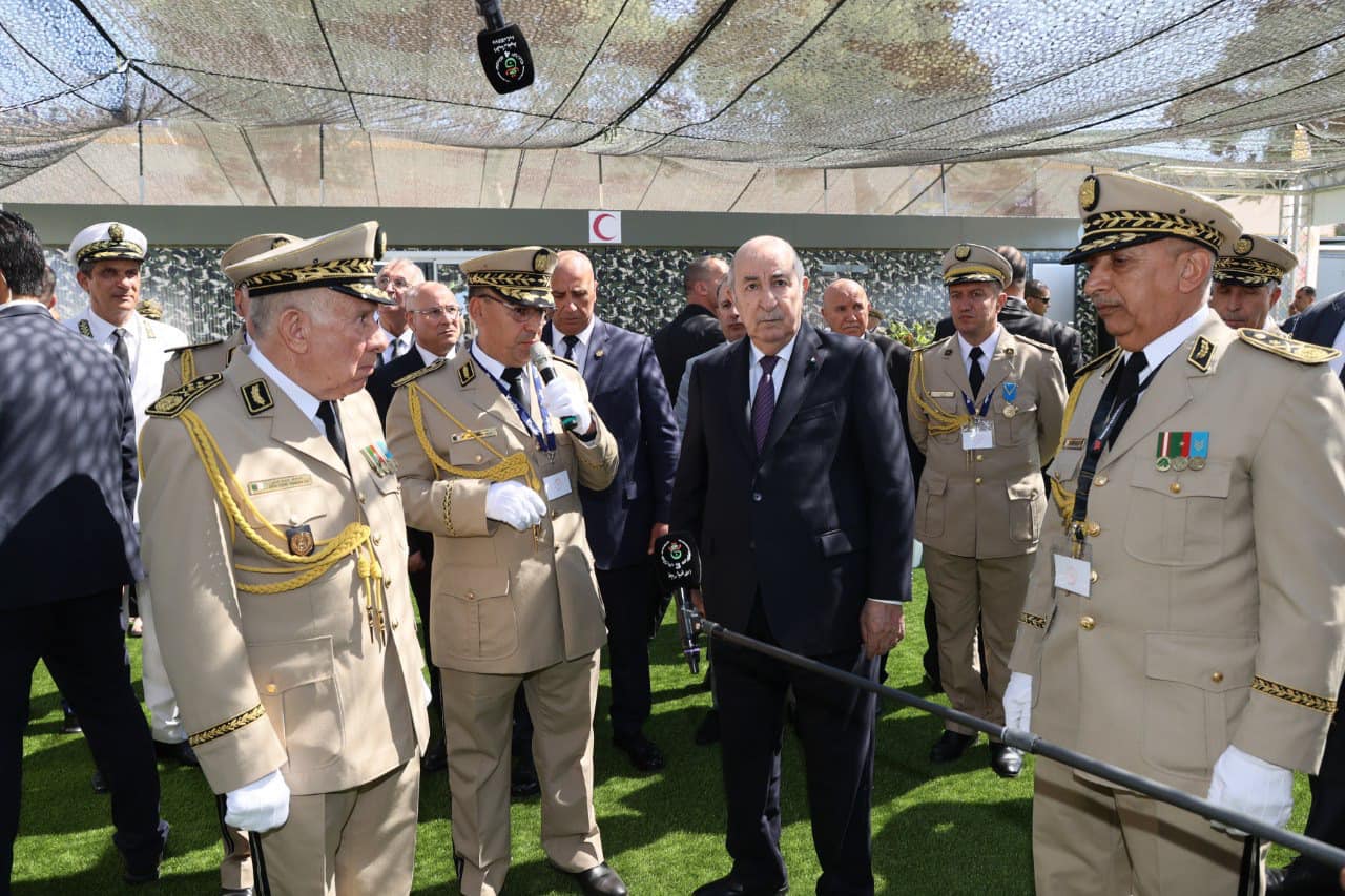  القناة الرسمية للجزائر تصف المغاربة بـ"الجياع" و"الحفاة" في تقرير لها بثت فيه صُوَرَ "إكديم إيزيك" على أنها لـ"المسيرة الخضراء" 