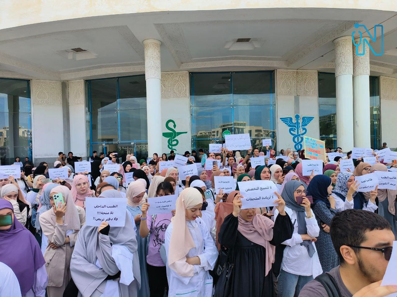 احتجاجات طلبة الطب في الجزائر تتصاعد مع دخولها الأسبوع الثالث من رفع مطالبهم في "تكوين أفضل"