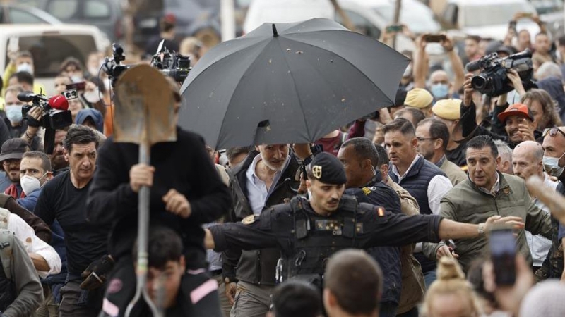 متضررون من عاصفة "دانا" بفلنسيا يقذفون مَلك إسبانيا بالقارورات والطين ويطلبون منه مغادرة المدينة