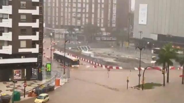 إعصار "دانا" يُغرق شوارع ومنازل مالقا.. والسلطات الإسبانية تطلق الإنذار الأحمر وتُوقف خدمات النقل العمومي