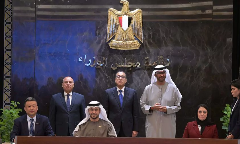  الإمارات ومصر توقعان اتفاقيات تعاون في مجال التصنيع والطاقة المتجددة 