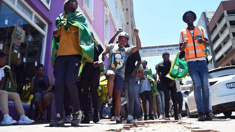 مجموعة من أعضاء الحزب الحاكم في جنوب إفريقيا تحتج أمام مقره المركزي للمطالبة بتحسين العلاقات مع المغرب