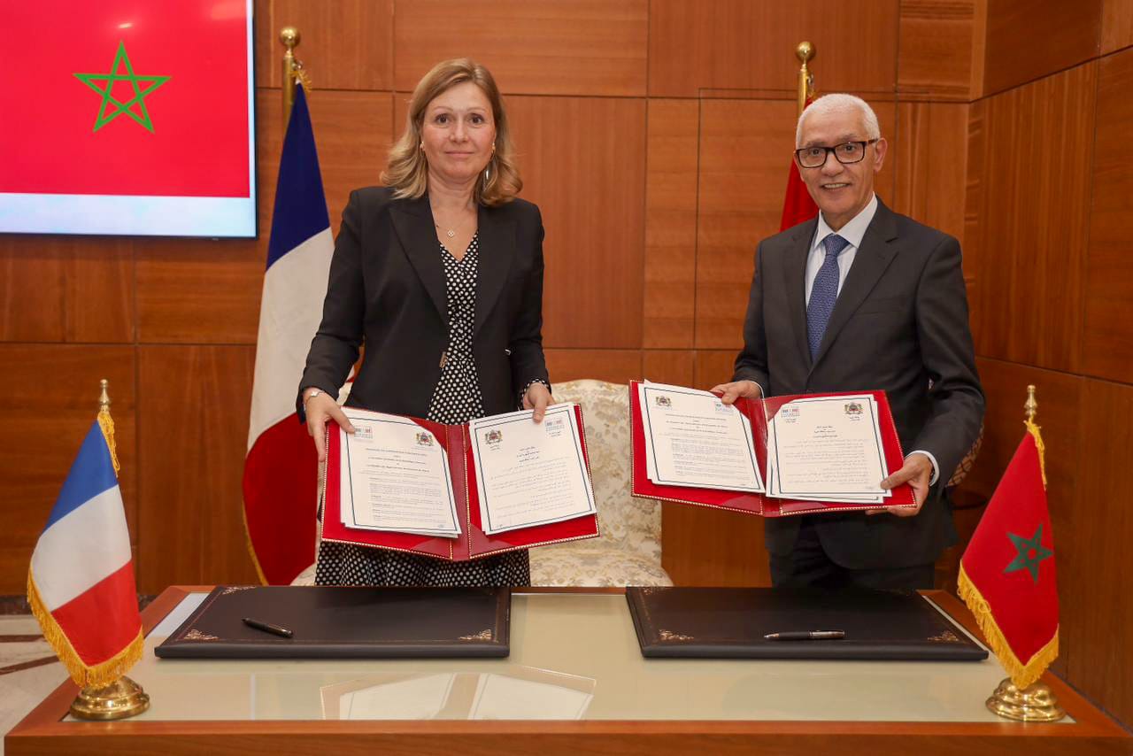 المغرب وفرنسا يوقعان على بروتوكول للتعاون البرلماني