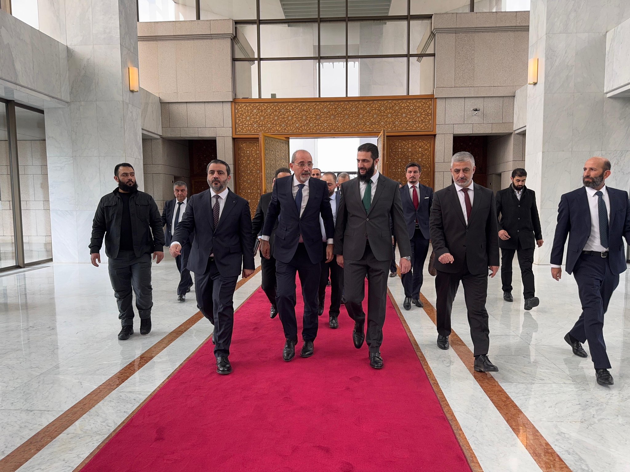 وزير خارجية الأردن يجري مباحثات مع "الجولاني" في دمشق