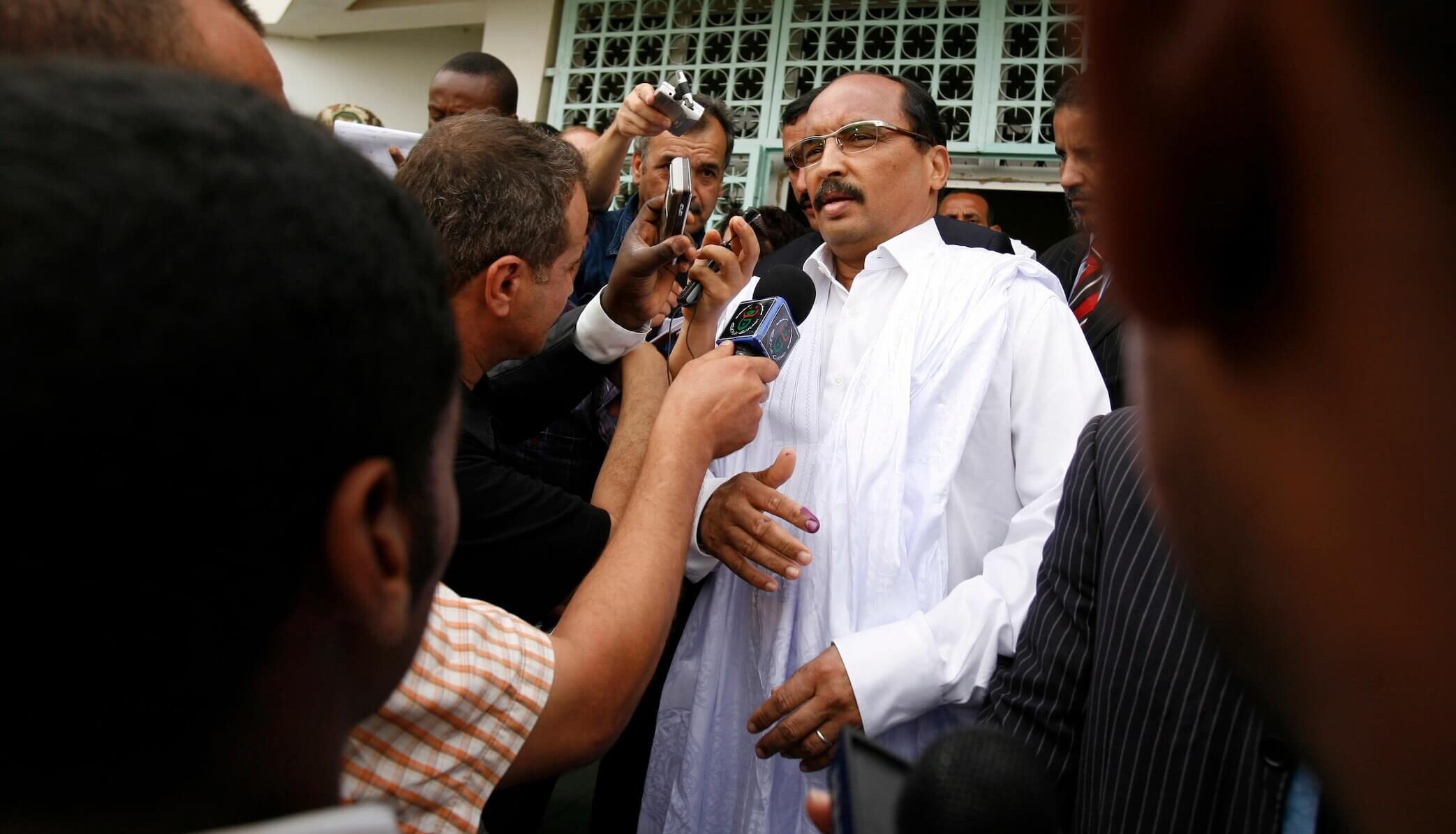  صحة الرئيس الموريتاني السابق في بؤرة الجدل.. محاموه يتهمون السلطات بتعمد عرقلة علاجه وحجب تقرير طبي، والحكومة تُصر على تلقيه العلاج داخل البلاد 