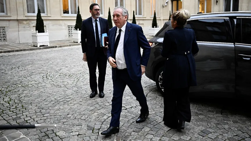 فرنسا تكشف عن تركيبة حكومية جديدة بقيادة فرانسوا بايرو