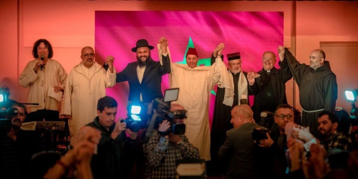 مسلمون ومسيحيون ويهود يلتئمون بالدر البيضاء للاحتفاء بـ "قيم السلام والتعايش المشترك"