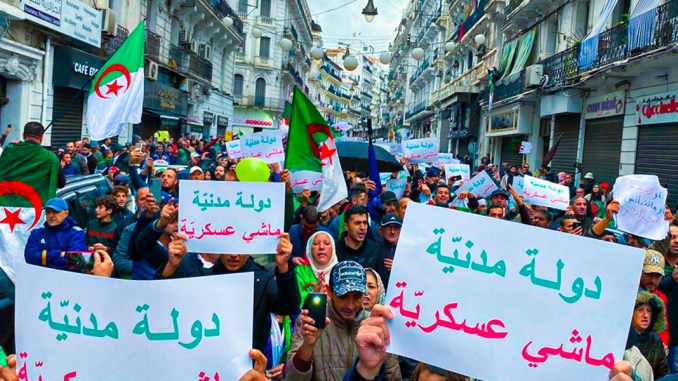 جزائريون يطلقون هاشتاغ #مانيش-راضي احتجاجا على أوضاعهم المعيشية ويطالبون بالخروج للشارع لإسقاط النظام العسكري الحاكم