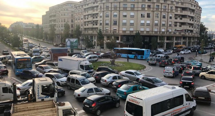 من تبعات تقييم الفيفا.. طنجة تغرق وسط فوضى مرورية بسبب تعميم الإشارات الضوئية على المدارات