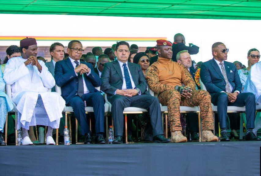 بوريطة يظهر إلى جانب الرئيس الانتقالي لبوركينا فاسو في حفل تنصيب رئيس غانا