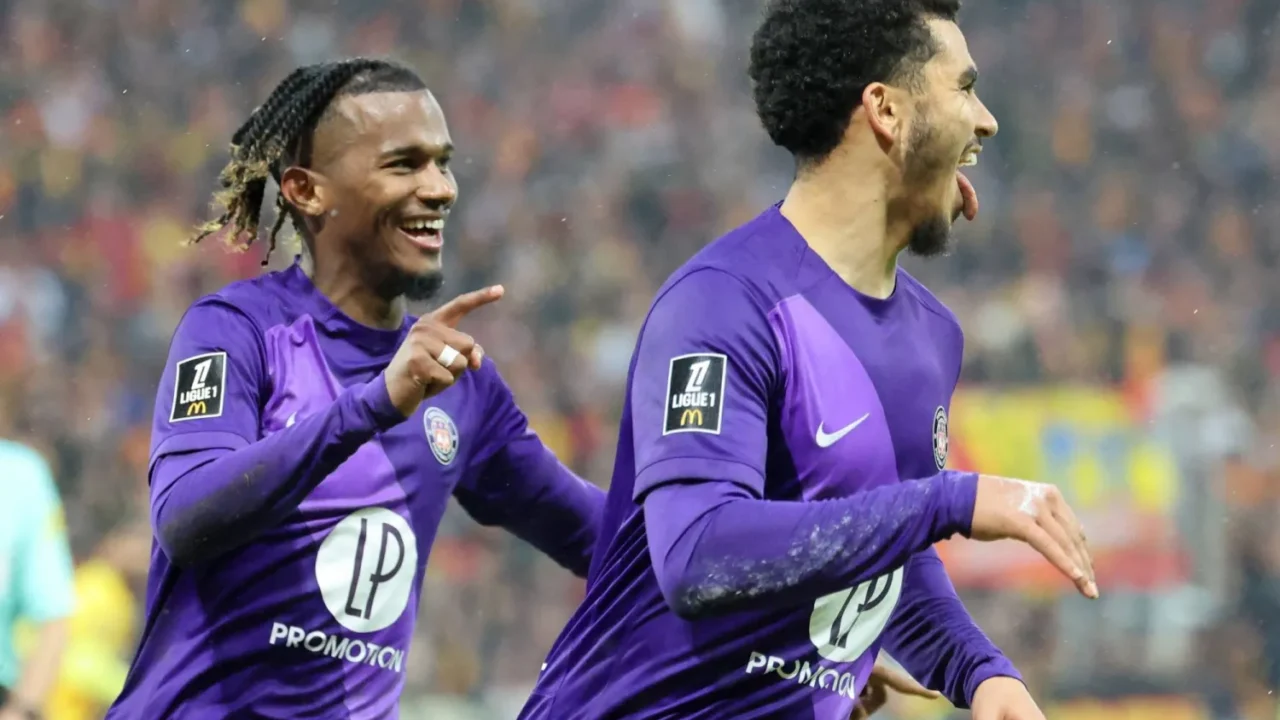 الدولي المغربي أبو خلال يقود تولوز إلى الفوز على مضيفه لنس