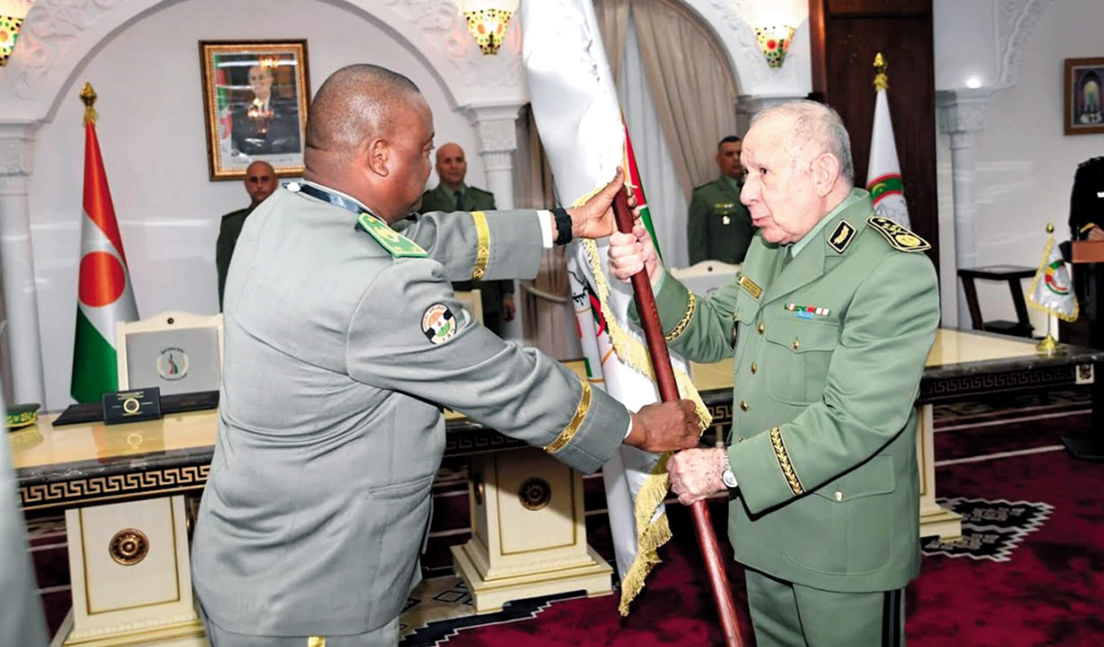 لوموند: "الهيبة" التي كانت تتمتع بها الجزائر في الستينات والسبعينات تلاشت، ونجمها أفل في منطقة الساحل لصالح المغرب