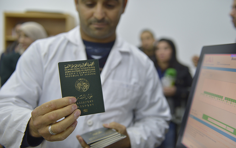 بشكل استثنائي.. الجزائر تسمح لمواطنيها المقيمين بالخارج الدخول إلى بلادهم بدون تأشيرة!