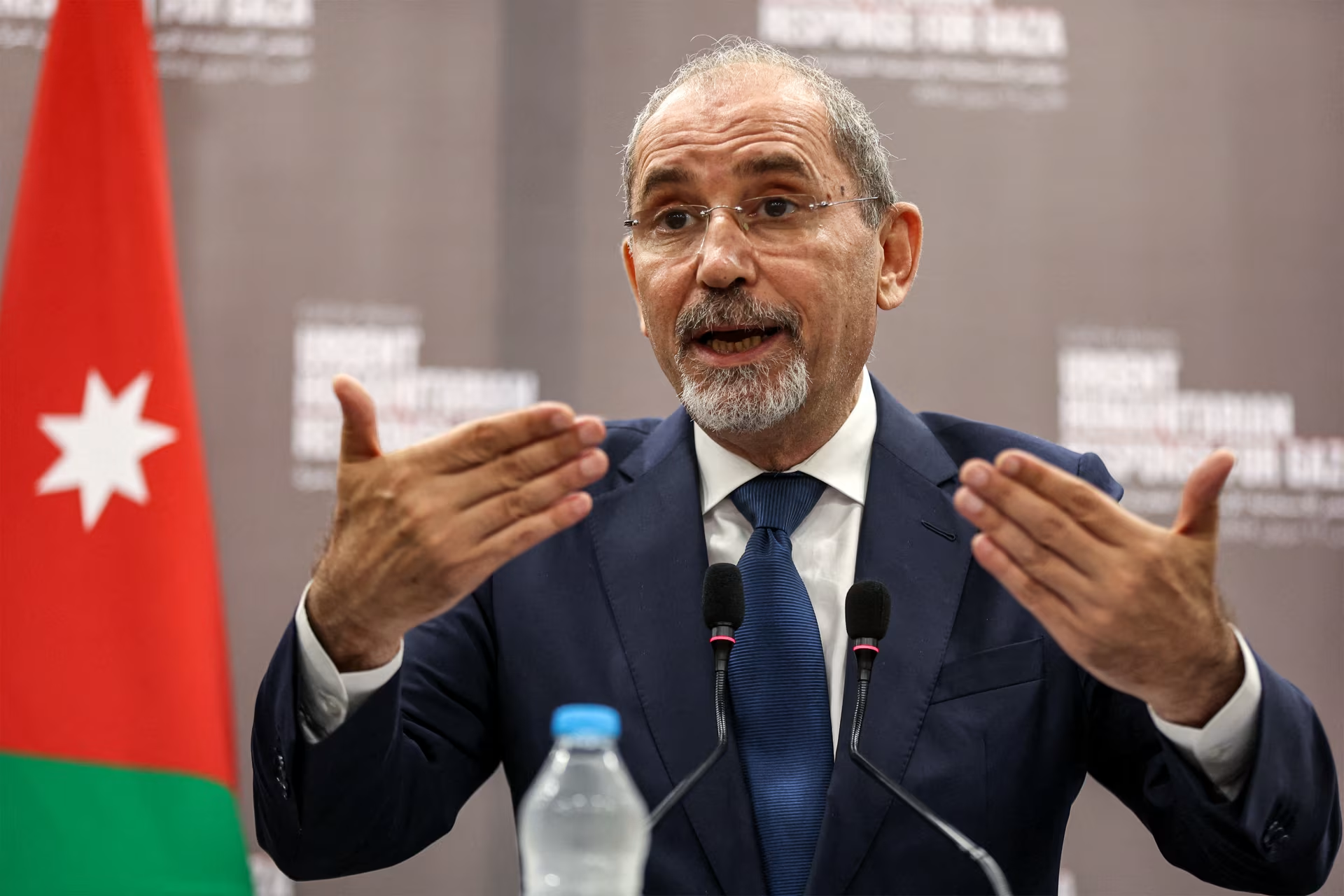  وزير الخارجية الأردني تعليقا على تصريح ترامب: الأردن للأردنيين وفلسطين للفلسطينيين 