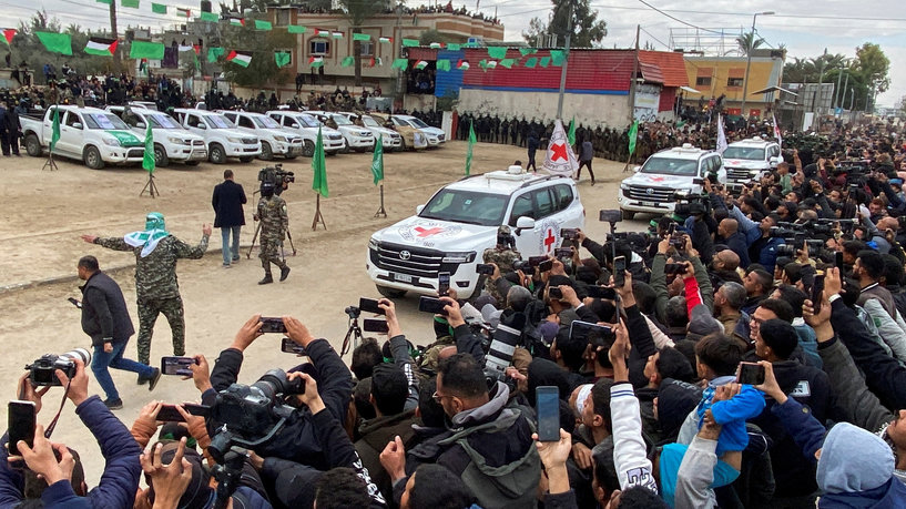 حماس تسلم ثلاثة رهائن إسرائيليين للصليب الأحمر في دير البلح بغزة