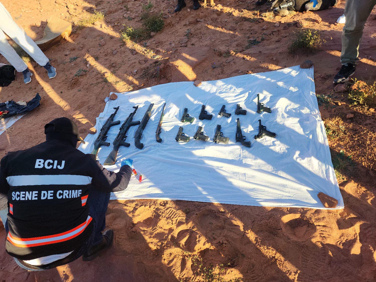 الاستخبارات المغربية تكشف عن قاعدة خلفية للدعم اللوجسيتي بالأسلحة للخلية الإرهابية لـ"داعش" على مقربة من الحدود الجزائرية