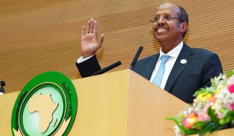  قال إنه "يتحلى بكفاءة رجال الدولة الكبار".. الملك محمد السادس يهنئ الرئيس الجديد للاتحاد الإفريقي 