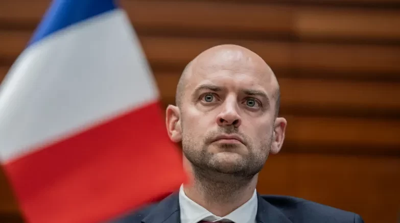 وزير الخارجية الفرنسي: اتخذنا إجراءات لتقييد تنقل بعض المسؤولين الجزائريين ونستعد لإجراءات إضافية