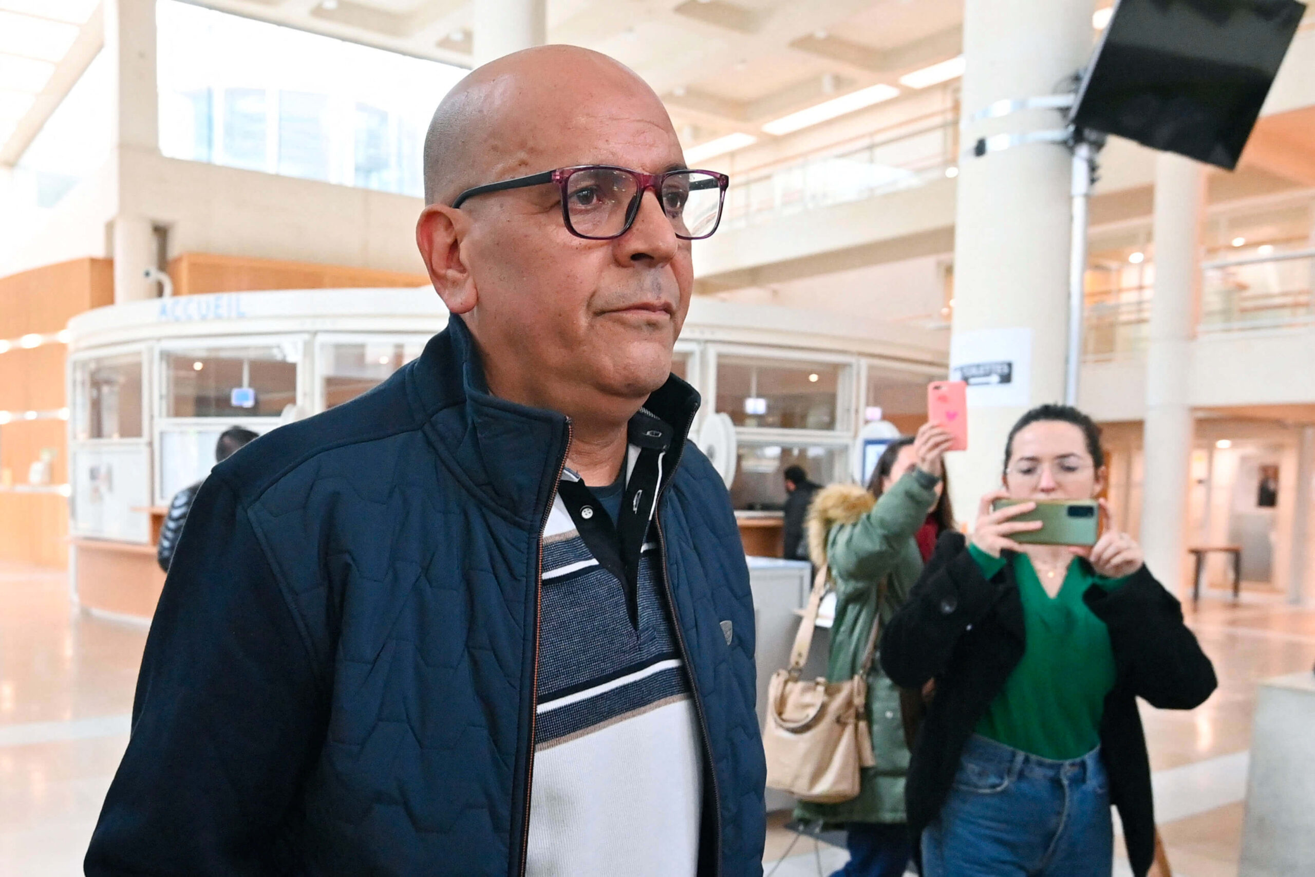  السلطات الفرنسية تعيد اعتقال الناشط الجزائري "دوالمن" وتنقله إلي باريس تمهيدا لطرده 