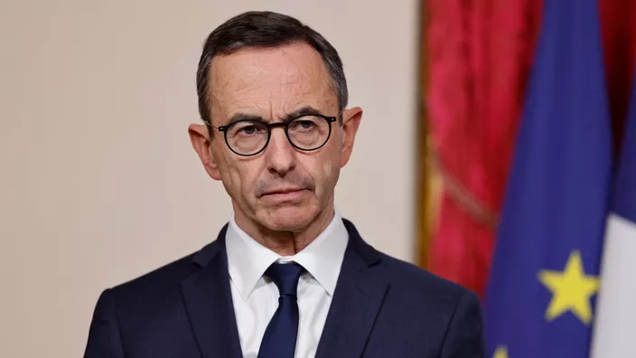  "لوفيغارو": 67% من الفرنسيين يؤيدون وزير الداخلية في تطبيق إجراءات صارمة ضد الجزائر 