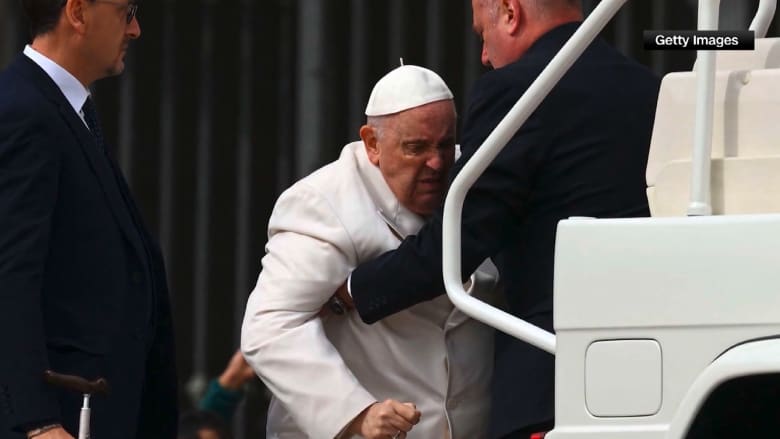 البابا فرنسيس يعود إلى الفاتيكان بعد خمسة أسابيع من الاستشفاء بروما