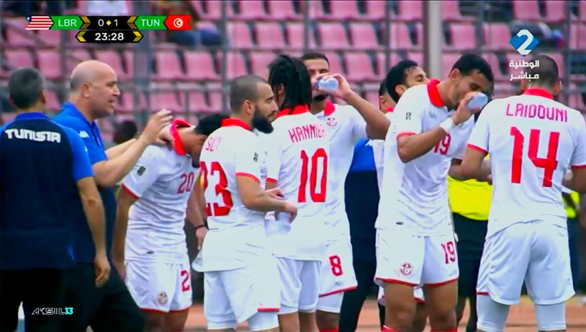 شرب لاعبي المنتخب التونسي الماء في يوم رمضاني أثناء مباراتهم ضد منتخب ليبيريا تثير الجدل