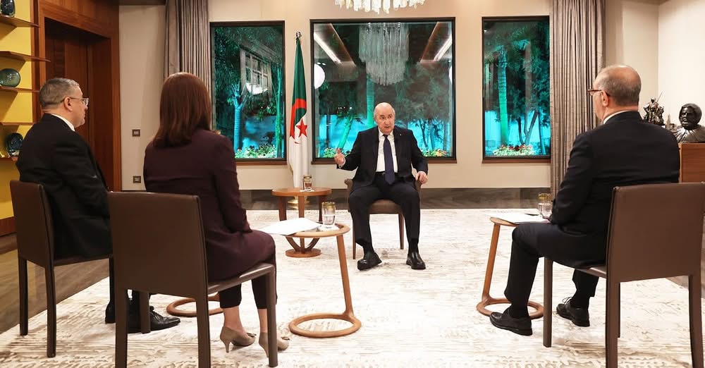  بعد أن سحب سفير بلاده واحتج على دعم فرنسا لمغربية الصحراء.. تبون يعود ليدعو ماكرون لحل الخلاف مع الجزائر 