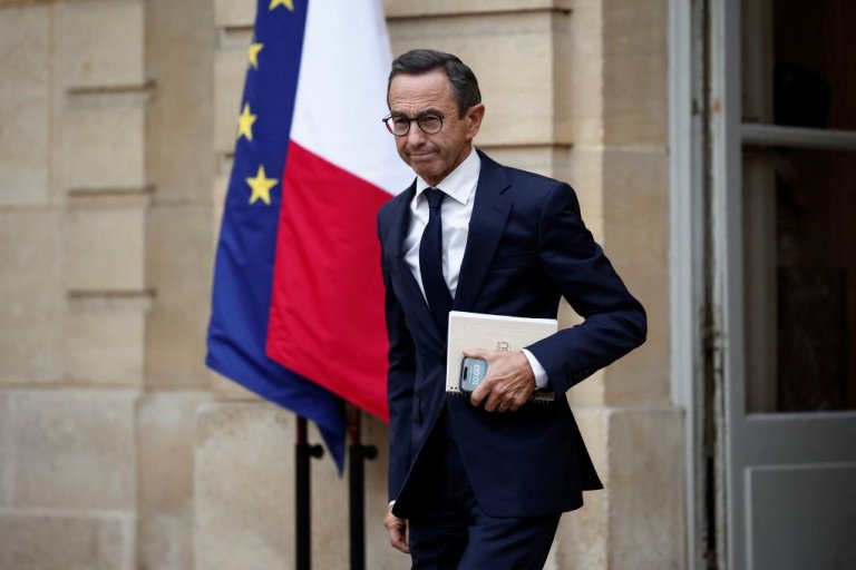  فرنسا تشرع في منع دخول المسؤولين الجزائريين الحاملين لجوازات ديبلوماسية من دخول أراضيها بدون تأشيرة 