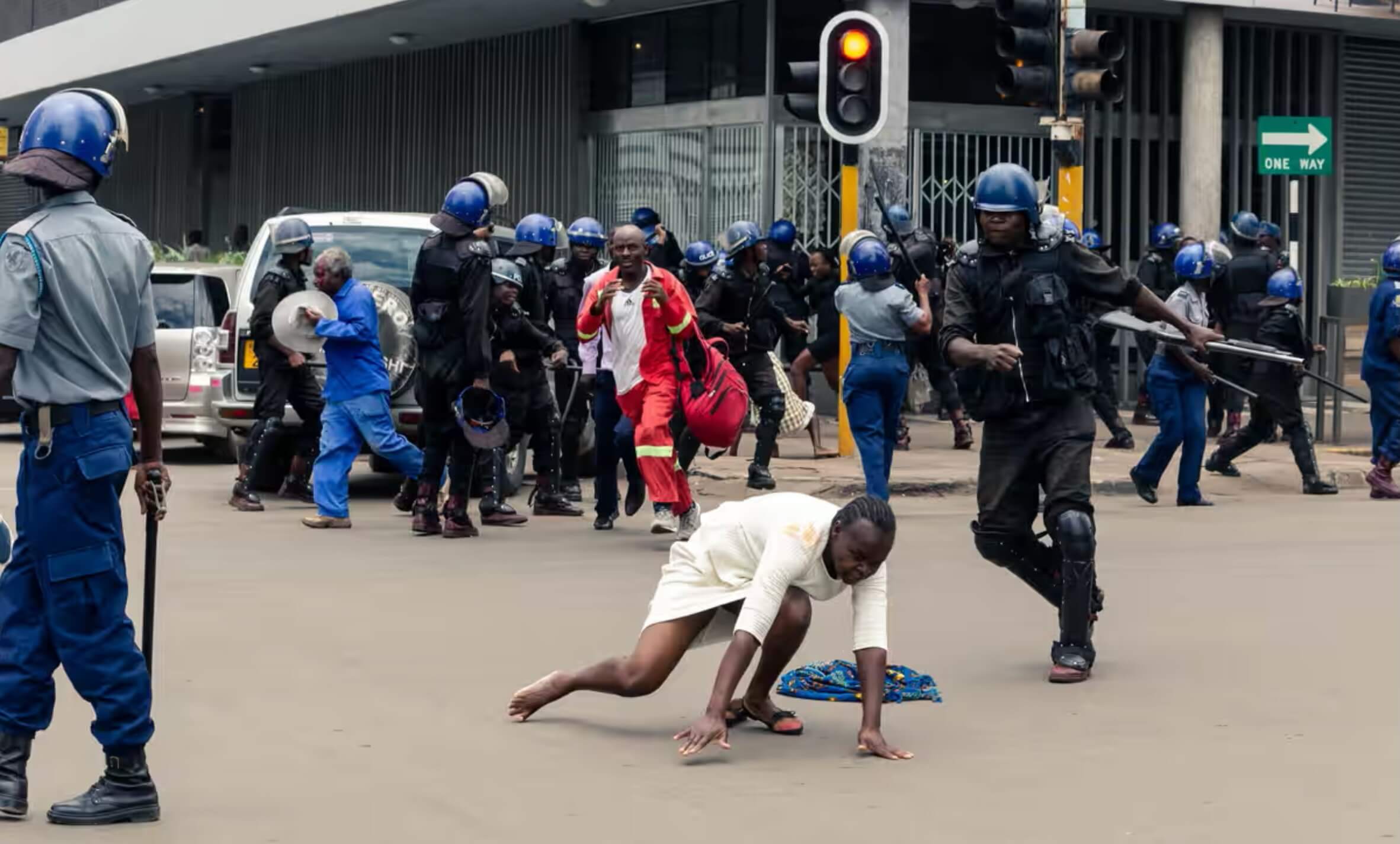 زيمبابوي على حافة الهاوية.. قدماء المحاربين يدعون إلى "الانتفاضة" لحمل الرئيس إيمرسون منانغاغوا على الاستقالة