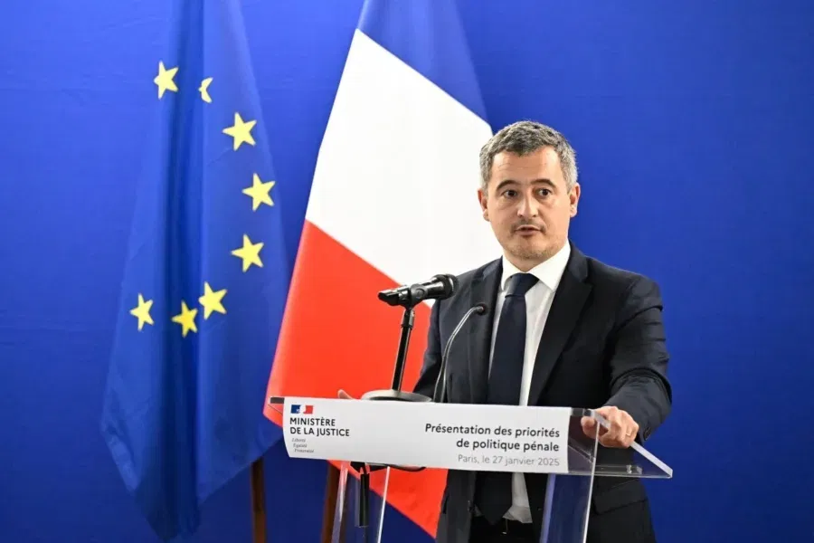  لوموند: نجاحات المغرب في مكافحة الإرهاب وتهريب المخدرات تقود وزير العدل الفرنسي إلى الرباط 