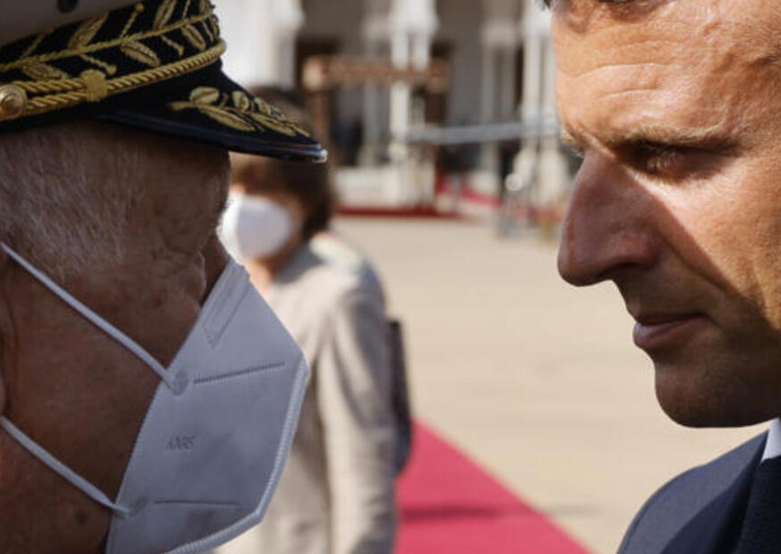 ستيفانيني يهاجم الجزائر: تنتهك القوانين وترفض استعادة مهاجريها.. وماكرون مطالب بإيجاد حل