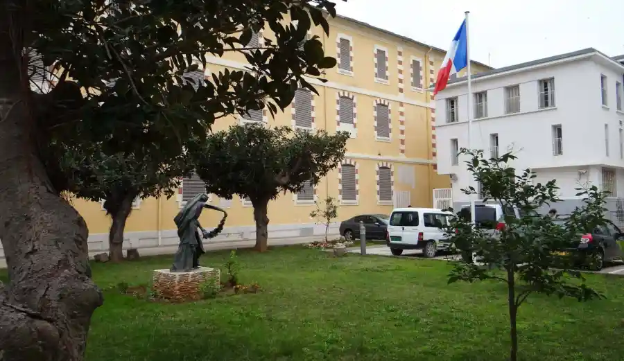  لوموند: الجزائر وقعت عقد امتياز لمدة 60 سنة لصالح فرنسا من أجل دفع "فرنك رمزي" مُقابل 14 هكتارا هي مساحة سفارة باريس في الجزائر 