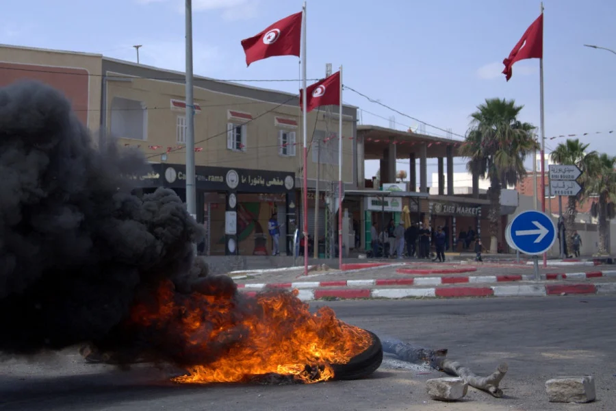 تواصل التوتر بمدينة المزونة في تونس.. وتعليق الدراسة في جميع المؤسسات التعليمية