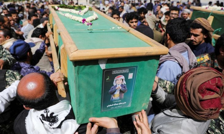   مقتل 58 على الأقل جراء قصف أمريكي لميناء وقود باليمن 