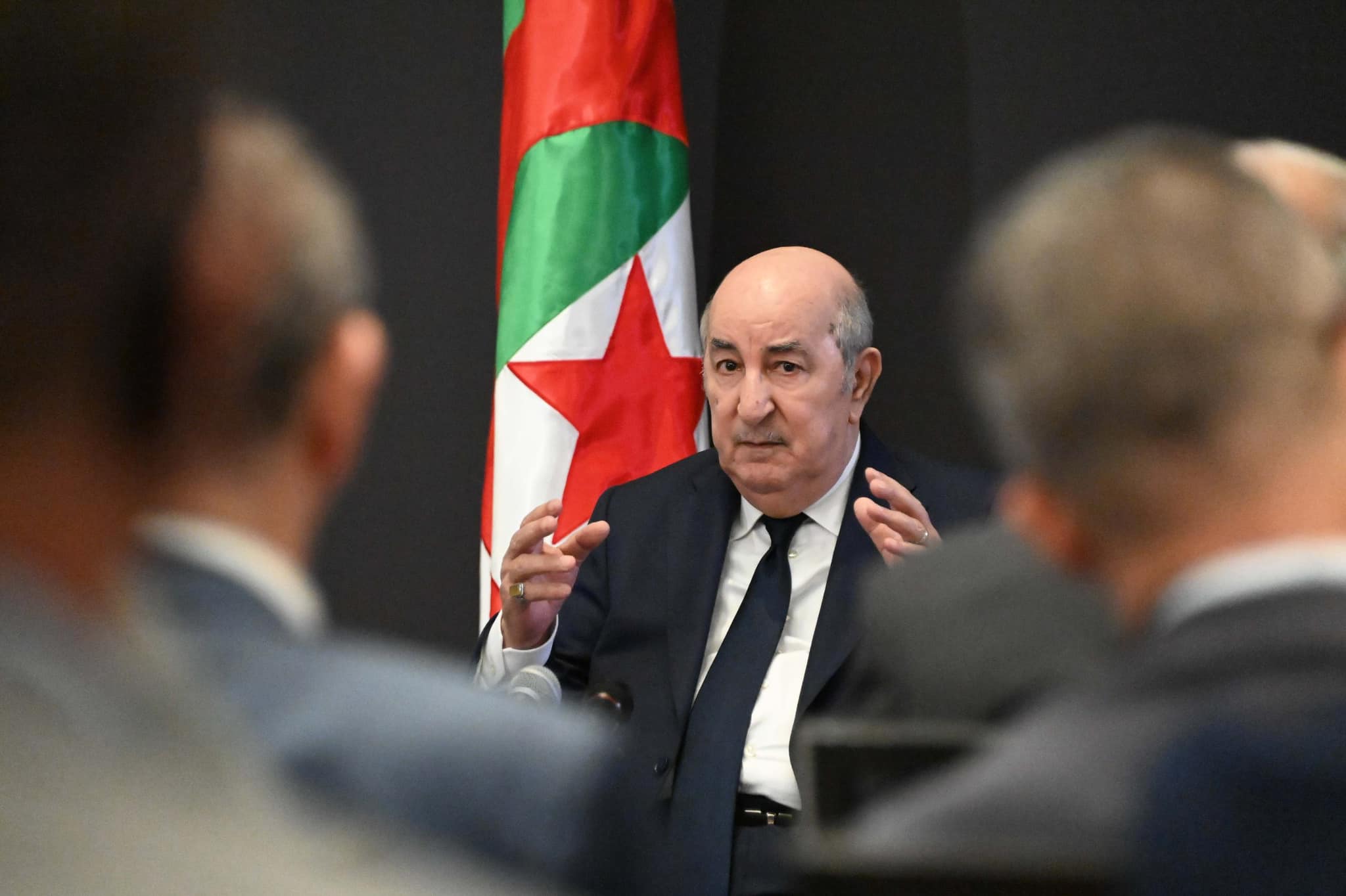 الصحافة الفرنسية تكشف أن الرئيس الجزائري عبد المجيد تبون أعطى أوامره شخصيا لاغتيال المعارض "أمير دي زاد" بفرنسا