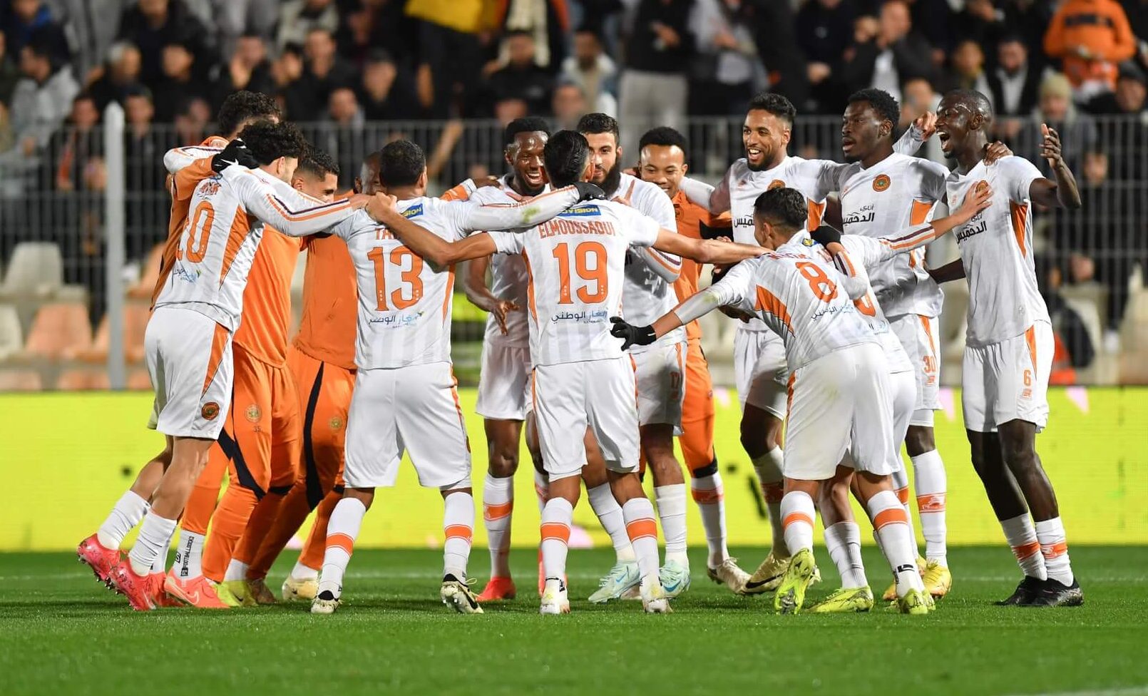 فريق نهضة بركان يتأهل لنهائي كأس "الكاف" على حساب النادي الرياضي القسنطيني الجزائري