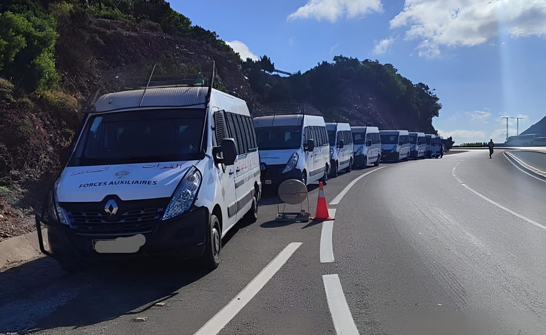 بعد تجدد دعوات للاقتحام.. إنزال مكثف للقوات المغربية بمحيط سبتة لمنع محاولات اجتياز للسياج الحدودي