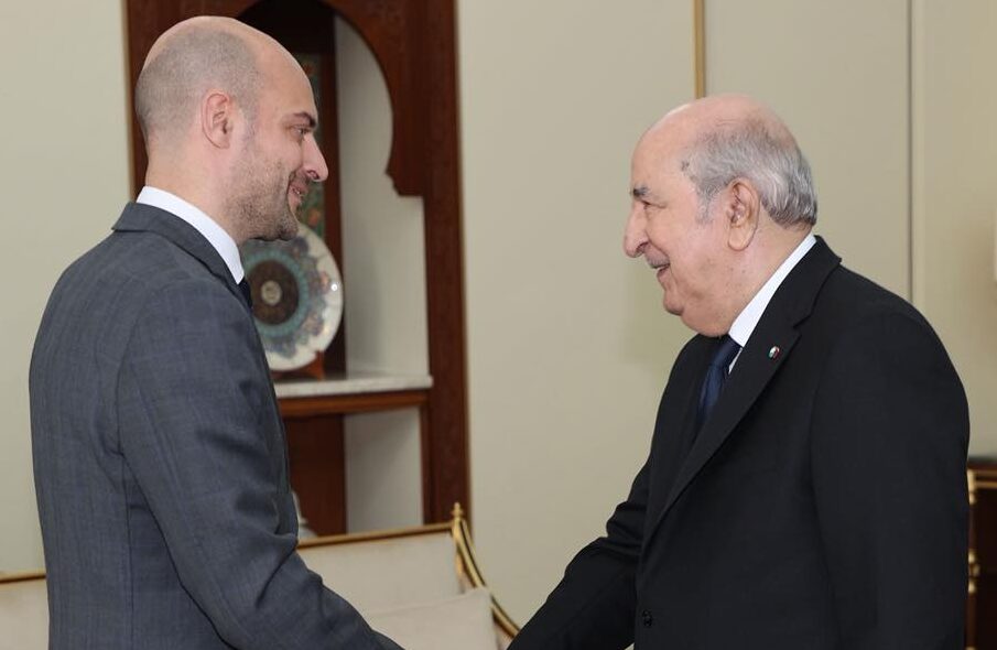  بعد تجديد التأكيد على موقف فرنسا الداعم لسيادة المغرب على الصحراء.. بارو يزور الجزائر لحل الأزمة الثنائية بأجندات الهجرة والأمن والذاكرة 