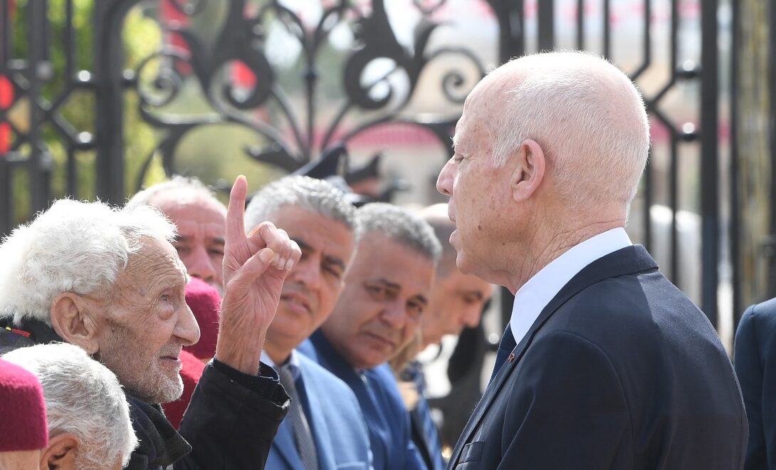 نشطاء تونسيون بارزون يُصدرون عريضة يطالبون فيها قيس سعيد بالتنحي عن السلطة لأنه يُمثل "خطرا جسيما على حاضر ومستقبل الدولة"