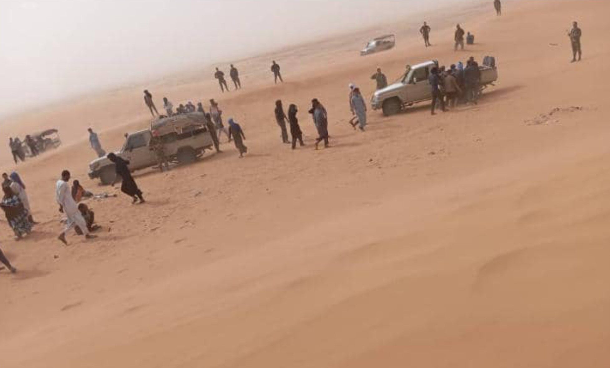  من تنقيبٍ لسد الرمق إلى احتجاجات ضد الجيش الجزائري و"البوليساريو".. مجزرة "مخيم الداخلة" تدفع صحراويين للاستنجاد بالمغرب 