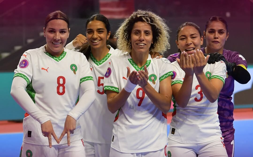  المنتخب النسوي يفوز على منتخب الكاميرون بسبعة أهداف لهدف ويتأهل لنصف نهائي كأس أمم إفريقيا لكرة القدم داخل القاعة 