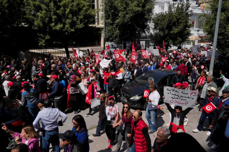 المعارضة التونسية تحتج ضد الرئيس وسياسيون مسجونون يضربون عن الطعام