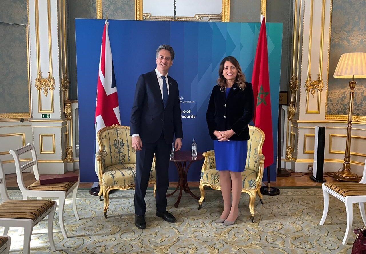 الوزيرة بنعلي تجري مباحثات ثنائية مع كاتب الدولة البريطاني المكلف بأمن الطاقة