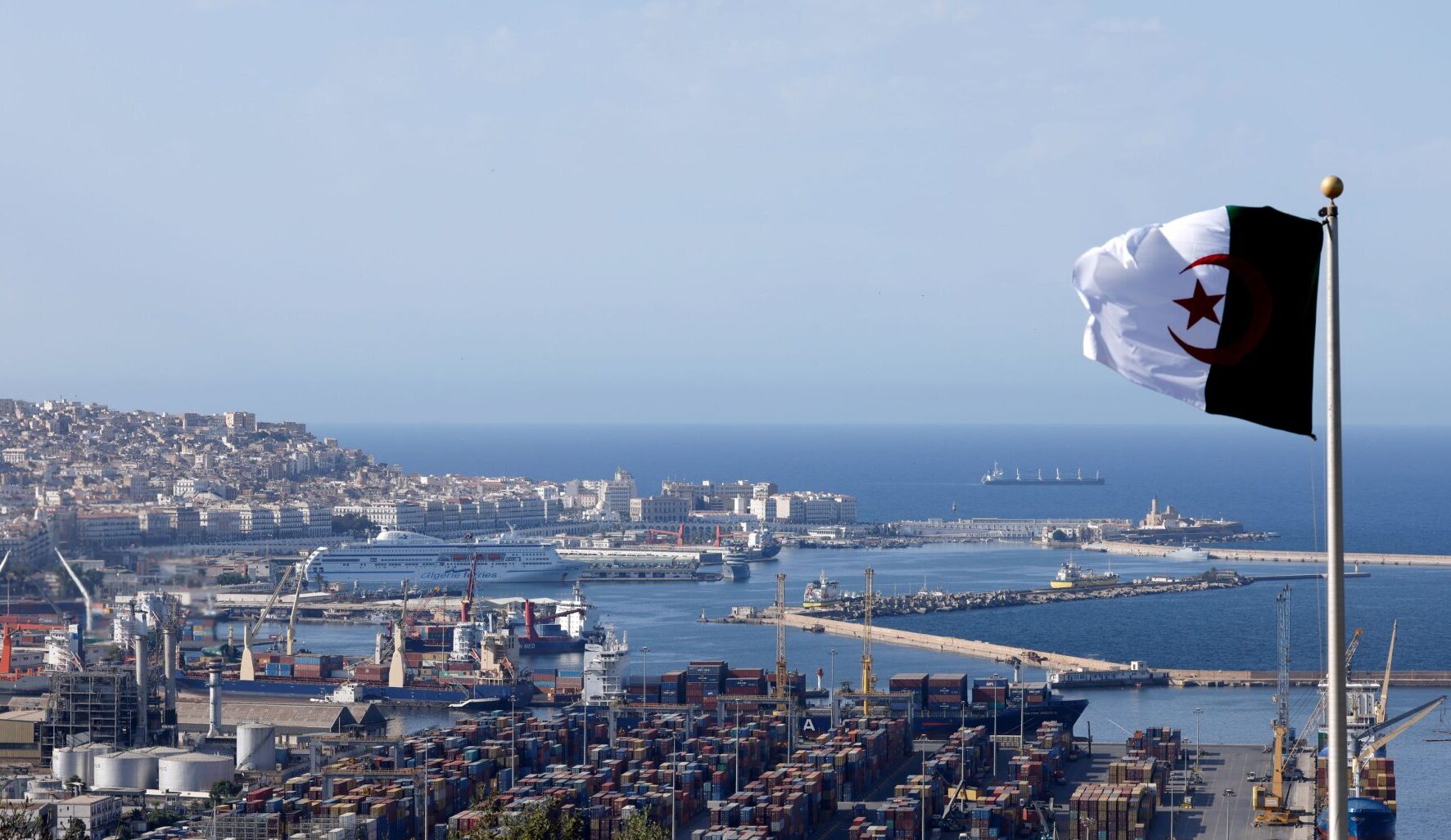 تقرير: الأزمة مع فرنسا تؤثر سلبا على تطوير البنية التحتية المينائية في الجزائر