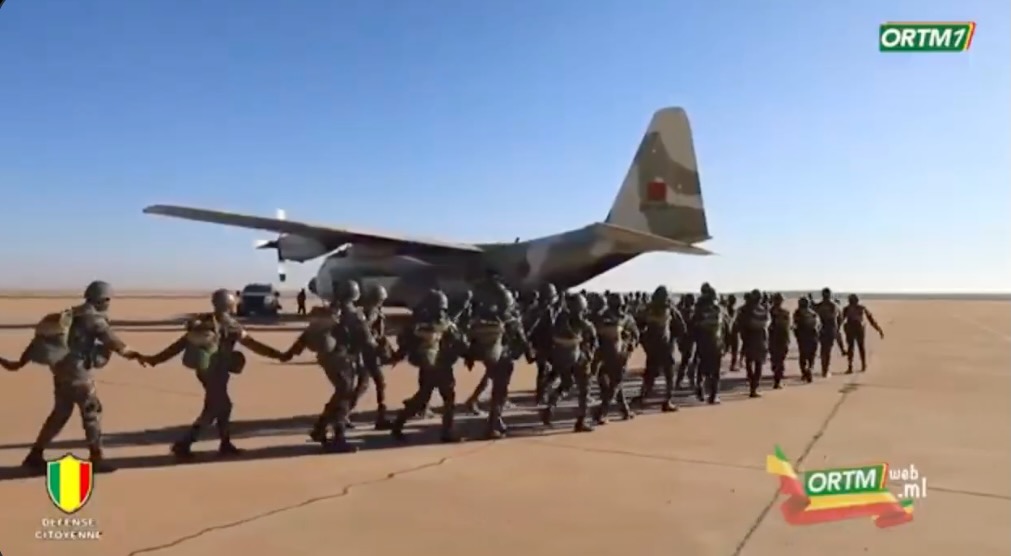 الجيش المغربي يُدرّب 165 جنديا من مالي على الإنزال الجوي والقفز المظلي