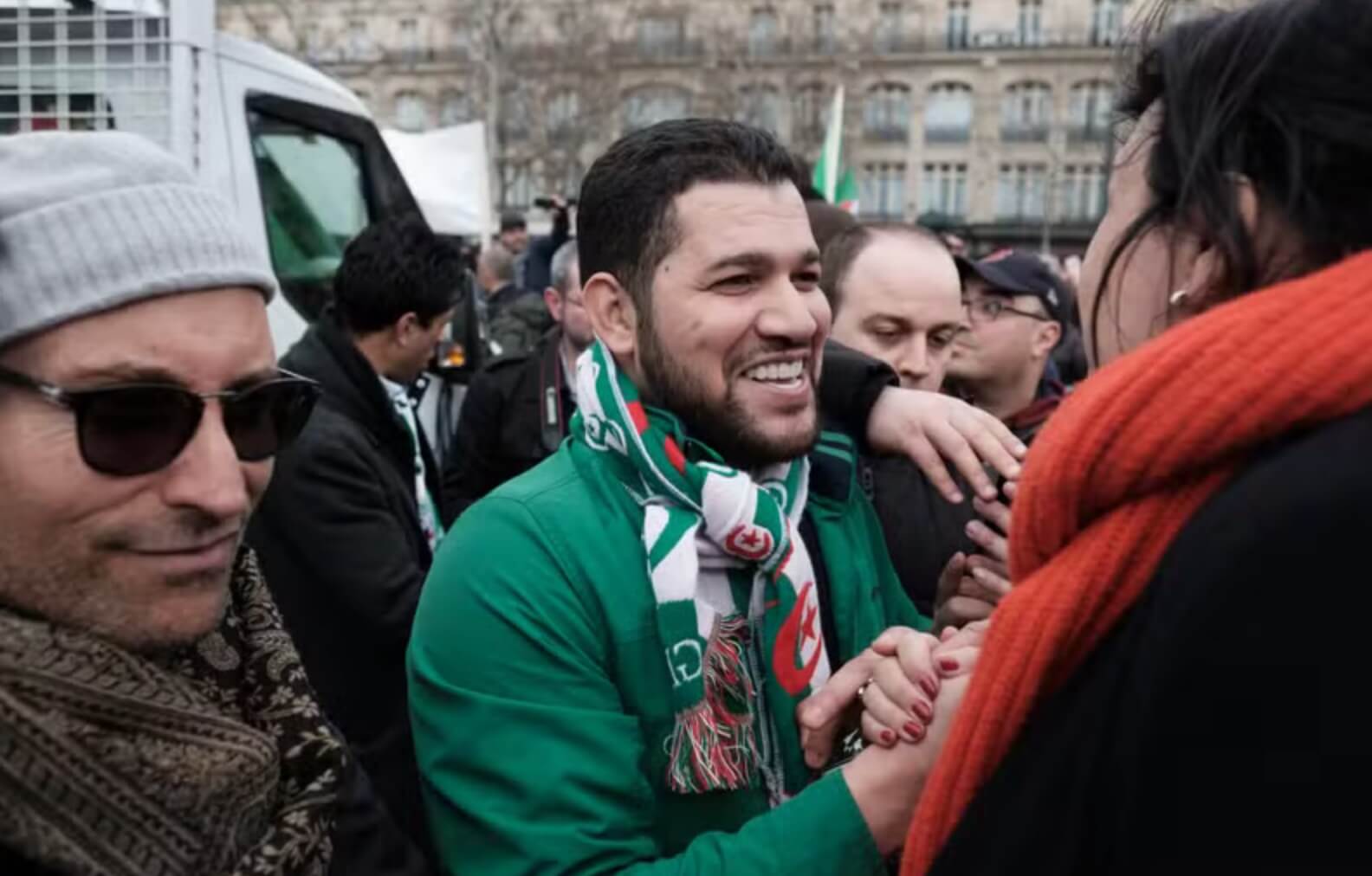 لوبوان الفرنسية: الجزائر تضع "أمير دي زاد" في قائمة المطلوبين لديها بسبب كتاباته التي يتحدث فيها عن مغربية الصحراء