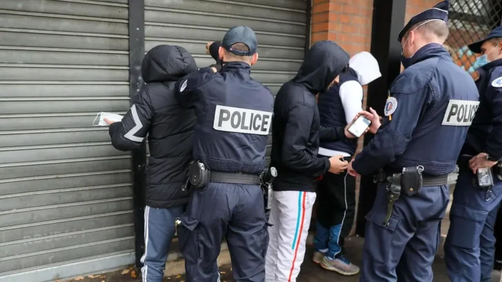  بسب وضعهم غير القانوني.. جزائريون يلجأون إلى الوثائق المزورة للبقاء فوق الأراضي الفرنسية 