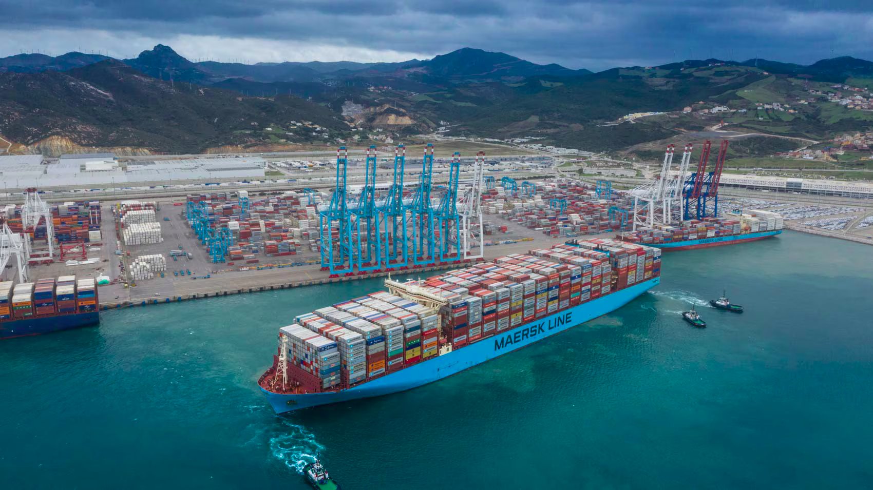  بعد احتجاجات بموانئ مغربية وإسبانية.. شركة "ميرسك" تنفي نقل الأسلحة إلى إسرائيل وتتهم "مجموعات" باستهدافها لجذب الانتباه 