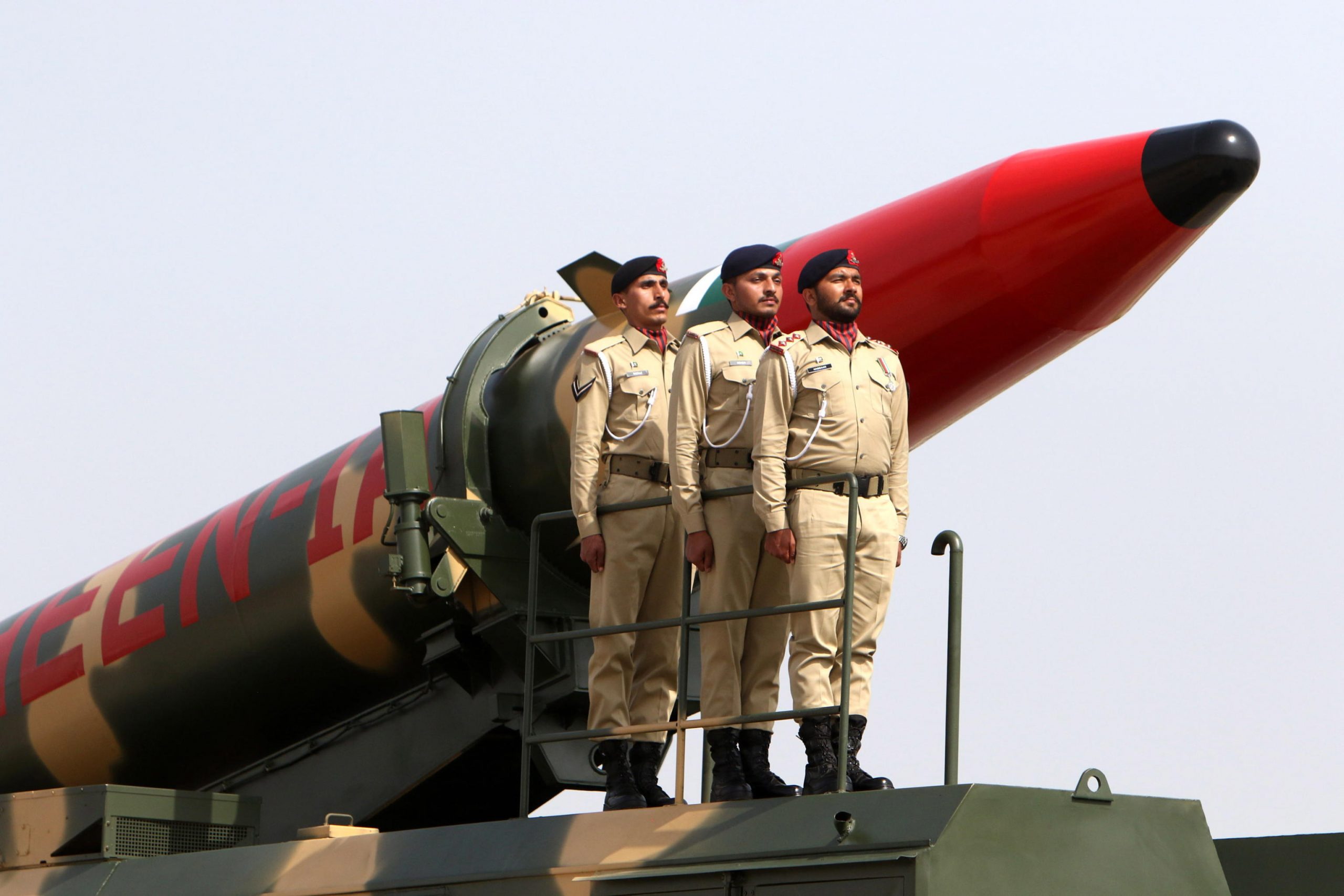  وزير الدفاع الباكستاني يحذر من احتمال اندلاع مواجهة نووية مع الهند بعد تصعيد الخلاف بين البلدين 