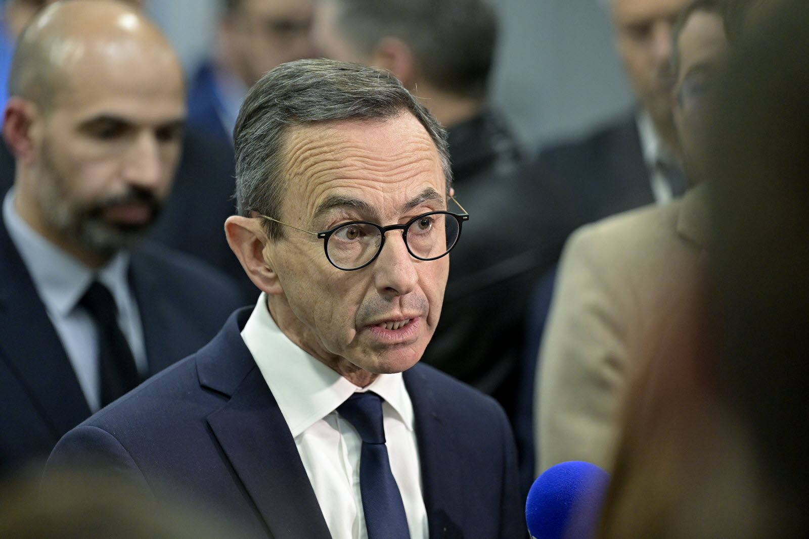 بعد طرد دبلوماسيين جزائريين.. باريس تتجه إلى إلغاء اتفاق 2013 مع الجزائر لاستهداف "النخبة" الجزائرية